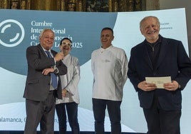 Gonzalo Santonja y Juan Echanove, que actúa como conductor, ayer con los chefs Carme Ruscadella y Oriol Castro Forns.