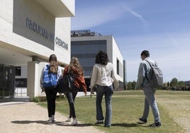 Estudiantes en el Campus Universitario Miguel Delibes.