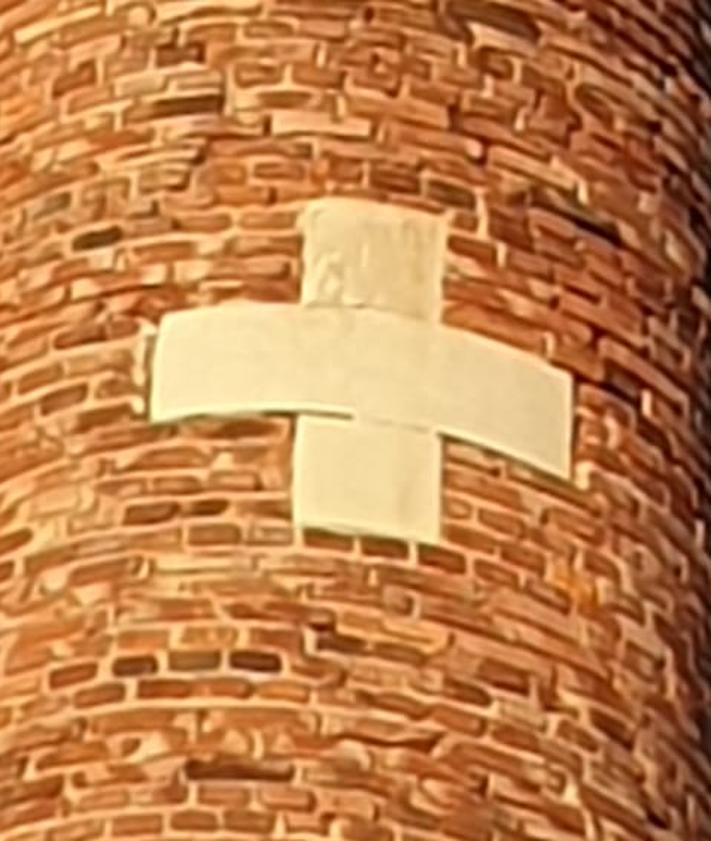 Imagen secundaria 2 - Arriba, voladura controlada de la fábrica de cervezas La Cruz Blanca en 1992. Abajo, detalle del interior de la chimenea, durante los trabajos de restauración en 2021; y la cruz blanca, logotipo de la desaparecida cerveza vallisoletana.