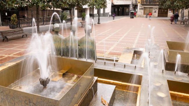 La fuente de la plaza de Martí y Monsó de Valladolid representa a tres...