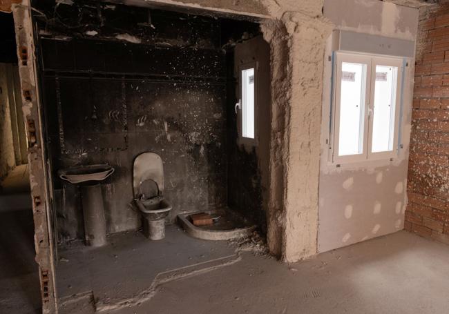 Estado del baño del 1ºB casi dos años después de la explosión.
