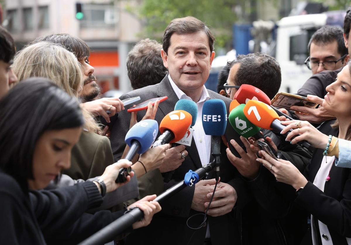 Mañueco apuesta porque el PP lidere la «España real» frente a la de «ciencia ficción de Sánchez»