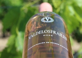 Botella de Valdelosfrailes Rosé.