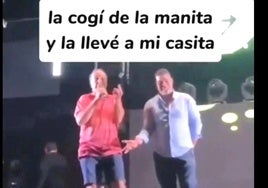 El alcalde de Vita, durante la intervención en la que cantó la polémica canción.