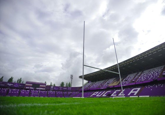 Aspecto del estadio con la zona de marca y palos en primer término.