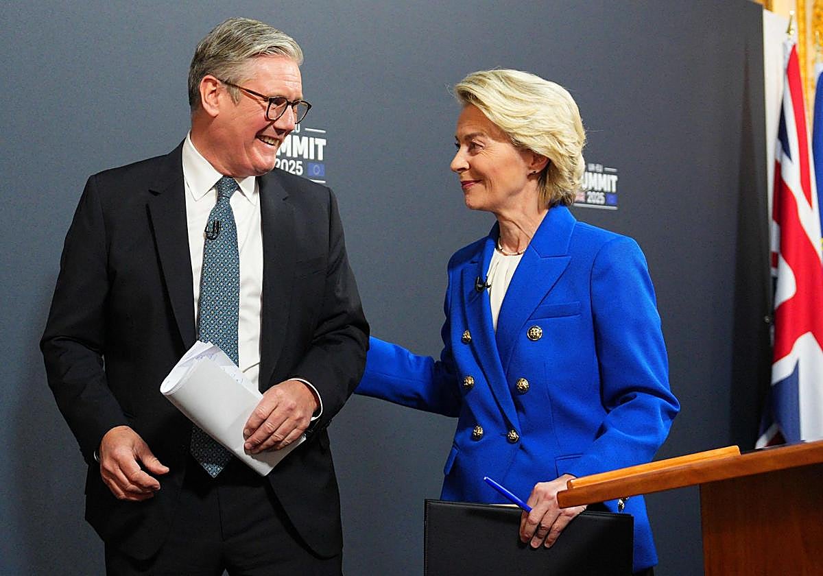 Keir Starmer y Ursula von der Leyen, conversan tras ofrecer una rueda de prensa tras la cumbre entre el Reino Unido y la UE.