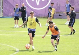 Stanko Juric controla la pelota ante Luis Pérez en la sesión de entrenamiento de este martes
