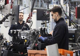 Trabajadores en la factoría de Motores de Horse en Valladolid.