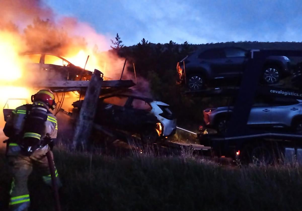 Los Bomberos sofocan el incendio de un camión cargado de vehículos eléctricos.