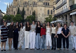 Foto de familia de las damas y representantes de los barrios de Segovia, con la alcaldesa de las Ferias y Fiestas de San Juan y San Pedro, Carla Vidal (sexta por la izquierda).