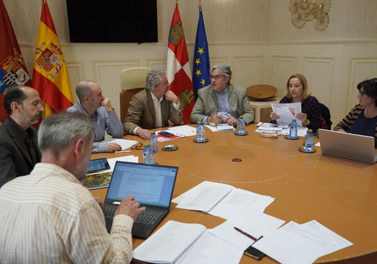 Reunión en la Diputación de Segovia del prejurado del Premio Internacional de Poesía Jaime Gil de Biedma.