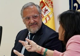 Carlos Pollán (presidente, Vox) y Ana Sánchez (vicepresidenta segunda, PSOE), durante una reunión de la Mesa de las Cortes.