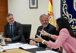 Francisco Vázquez (vicepresidente primero, PP), Carlos Pollán (presidente, Vox) y Ana Sánchez (vicepresidenta segunda, PSOE), durante una reunión de la Mesa de las Cortes.
