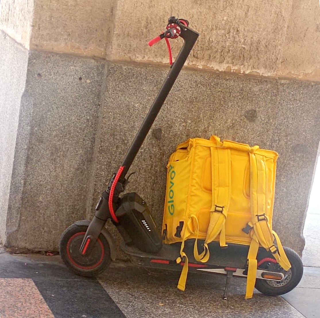 El patinete sustraído al repartido de Glovo.