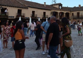 Grupos de visitantes en la Plaza Mayor de Pedraza, en la provincia de Segovia.