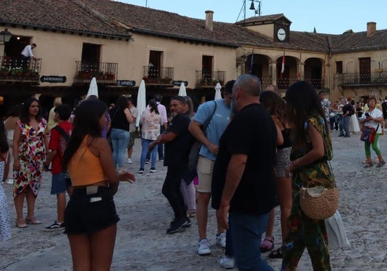 Grupos de visitantes en la Plaza Mayor de Pedraza, en la provincia de Segovia.