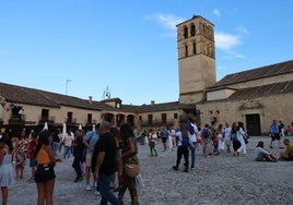 Grupos de visitantes en la Plaza Mayor de Pedraza, en la provincia de Segovia.