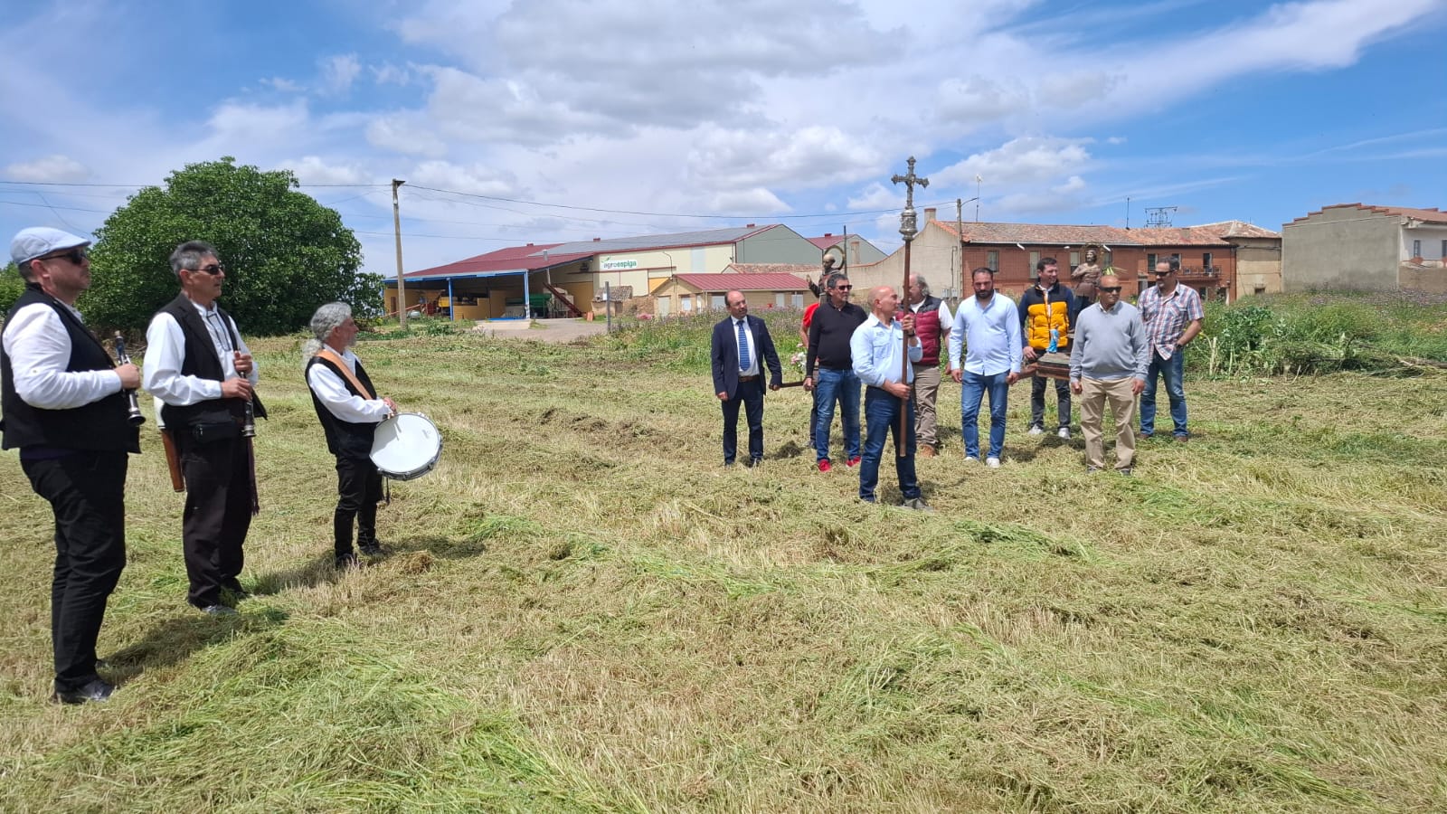 San Bernardino y San Isidro bendicen los campos en Urones de Castroponce