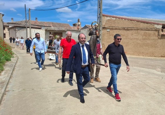Los pasos con San Bernardino y San Isidro en la procesión de Urones de Castroponce