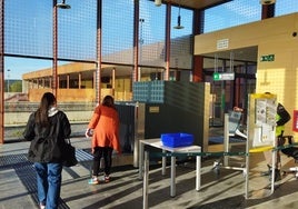 Dos pasajeras del AVLO que sale de Sanabria a las 8:46 horas, este martes.