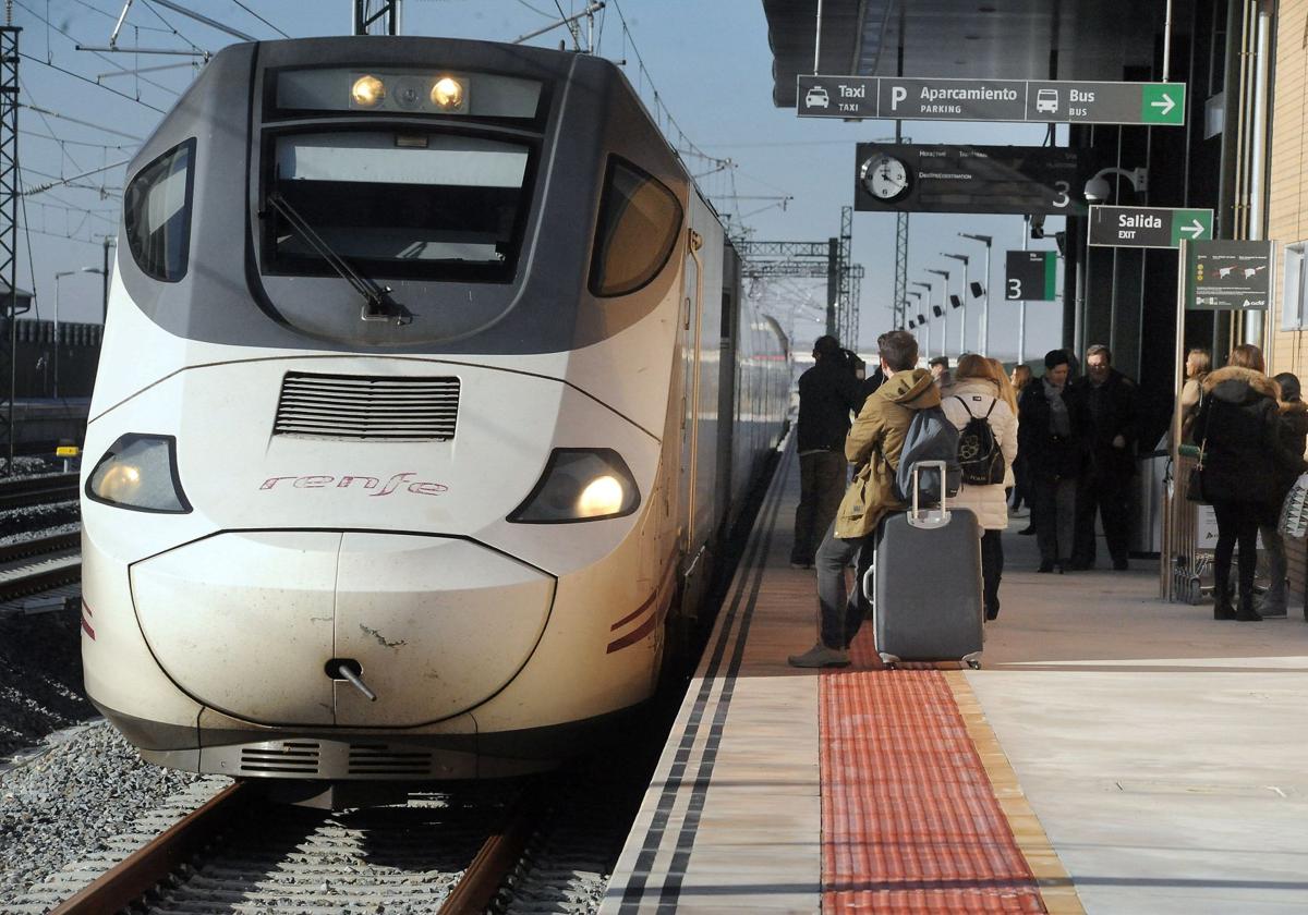 Un tren de alta velocida, en la estación de Medina del Campo.