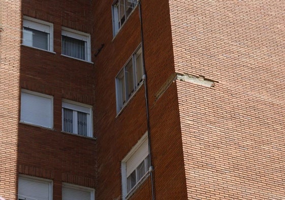 Grieta en el edificio por la caída de parte de la fachada.