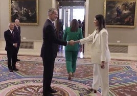 La presidenta del Colegio de Graduados Sociales de Palencia, Andrea Castrillo, saluda al Rey.