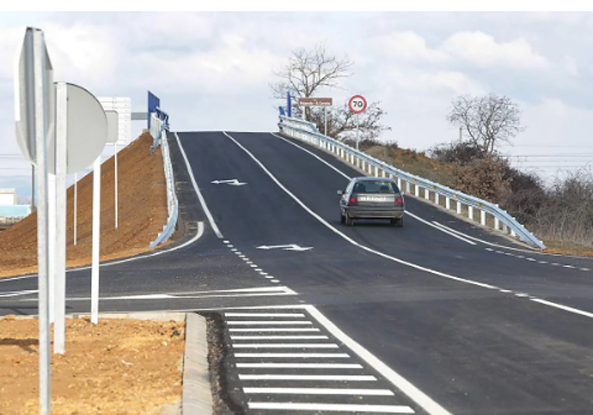 La carretera autonómica LE-413 en Villadangos del Páramo (León), asfaltada el año pasado.