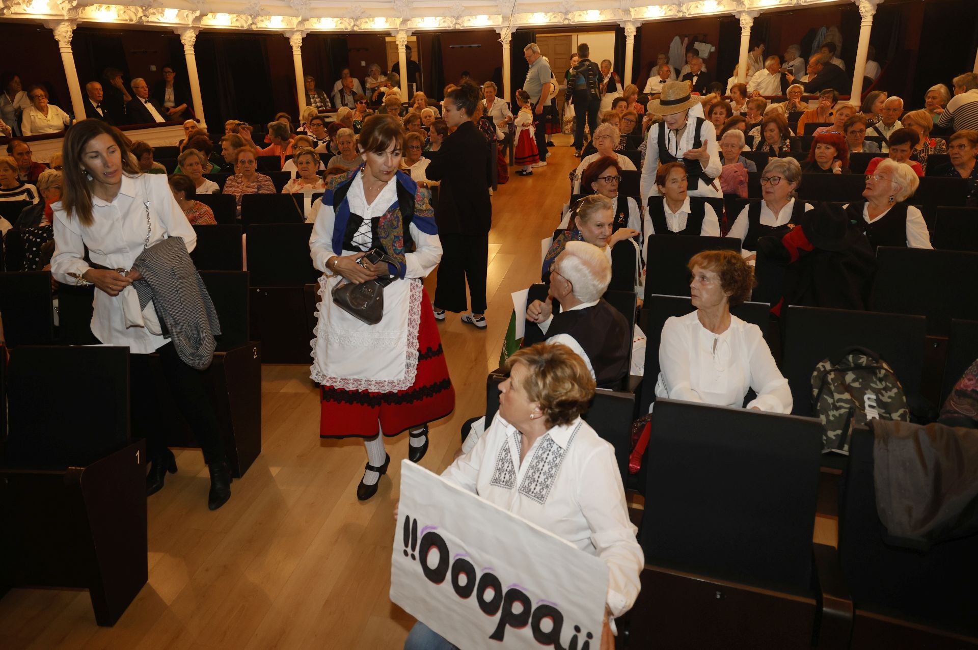 Un teatro abarrotado para despedir el curso de los mayores