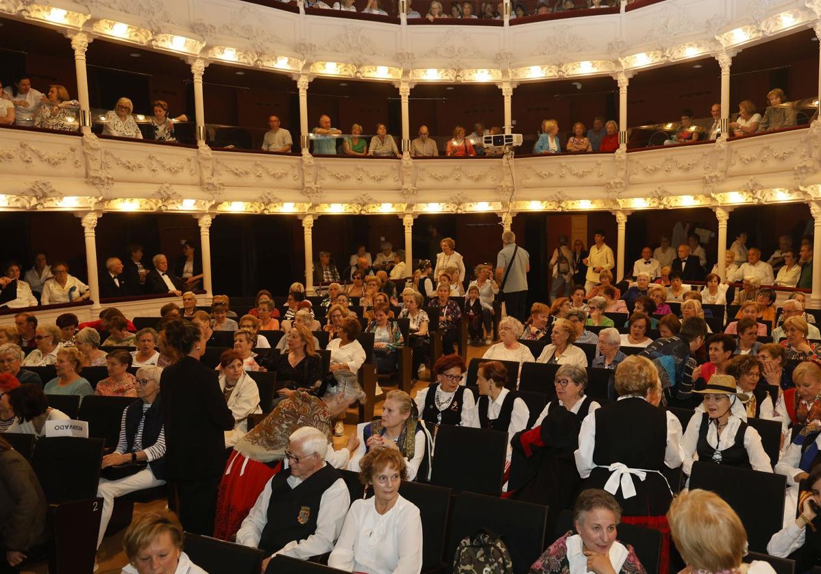 El Teatro Principal, abarrotado en el acto de clausura de las Aulas de Mayores.