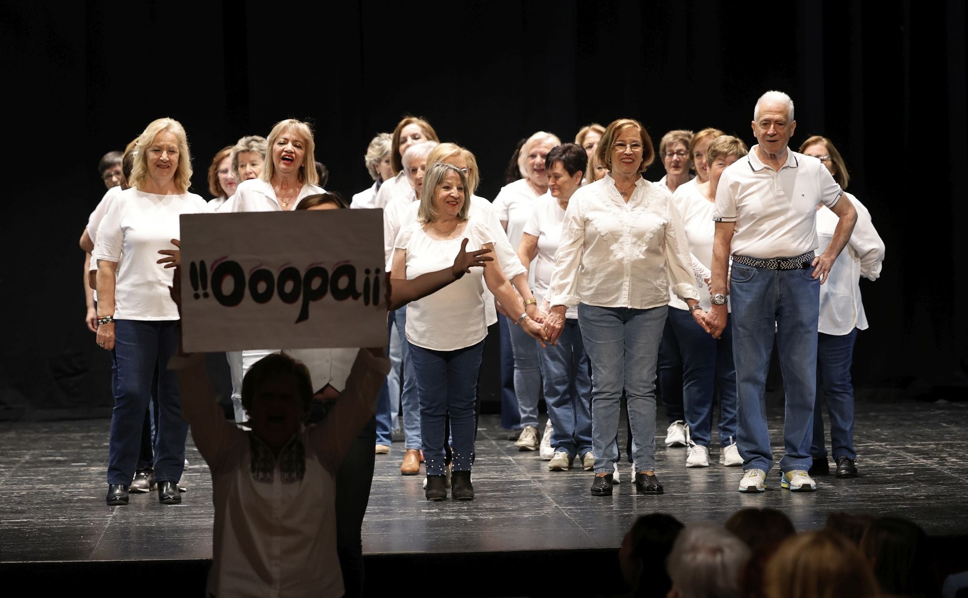 Un teatro abarrotado para despedir el curso de los mayores