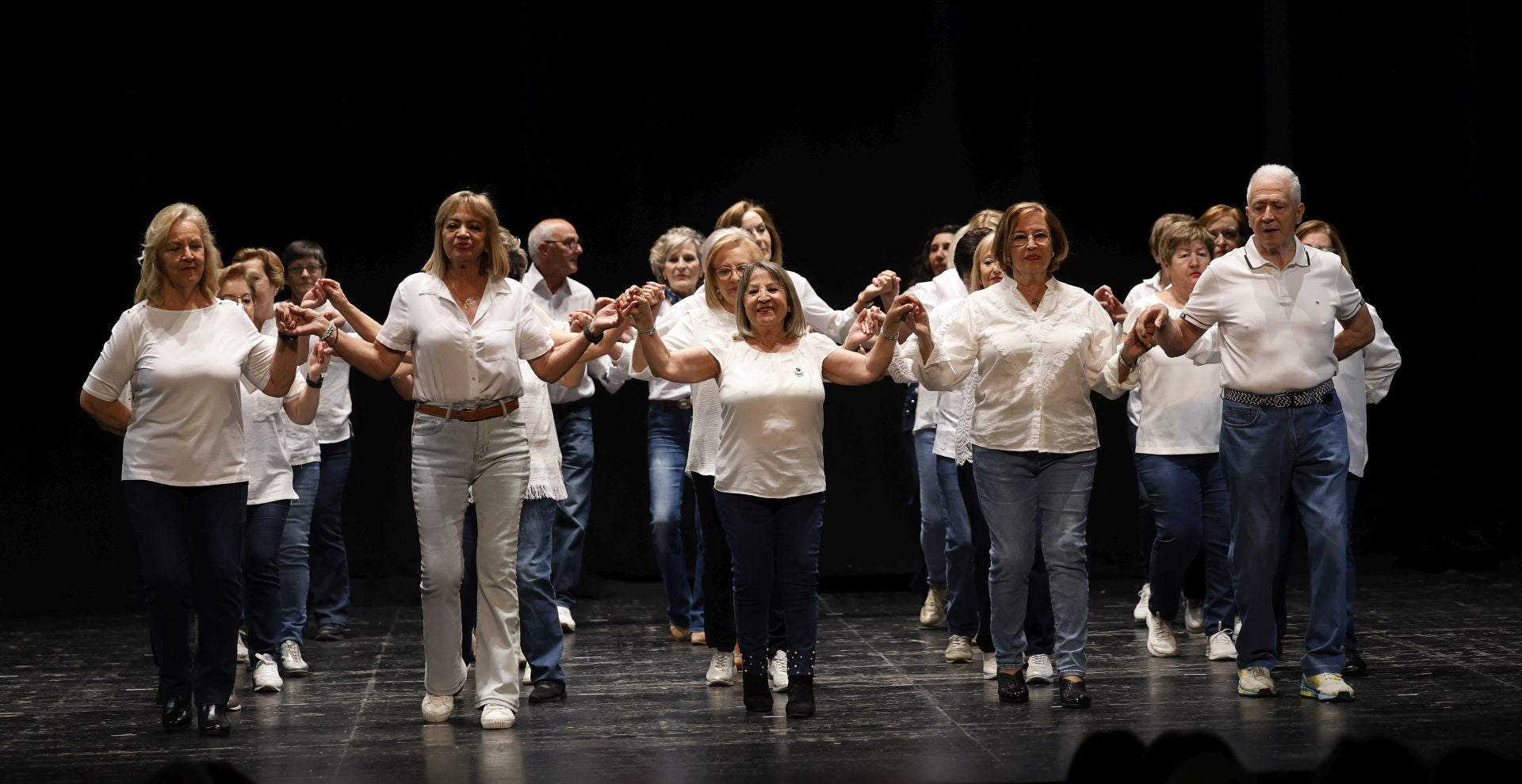 Un teatro abarrotado para despedir el curso de los mayores