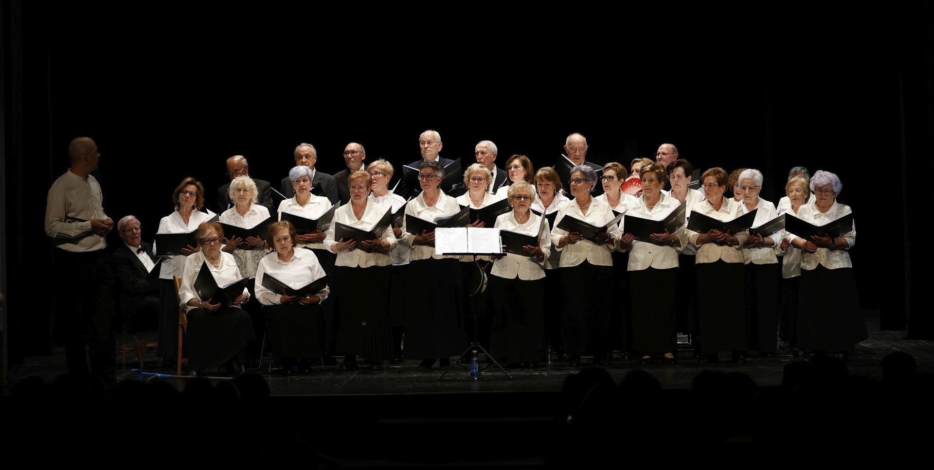 Un teatro abarrotado para despedir el curso de los mayores