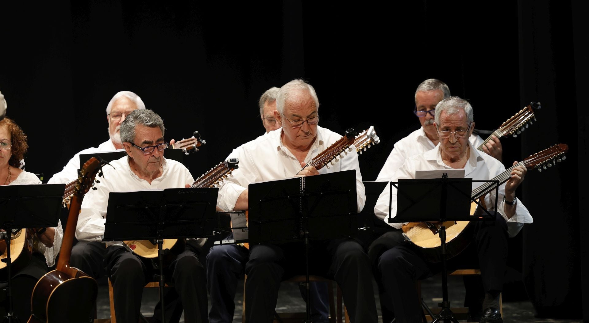 Un teatro abarrotado para despedir el curso de los mayores