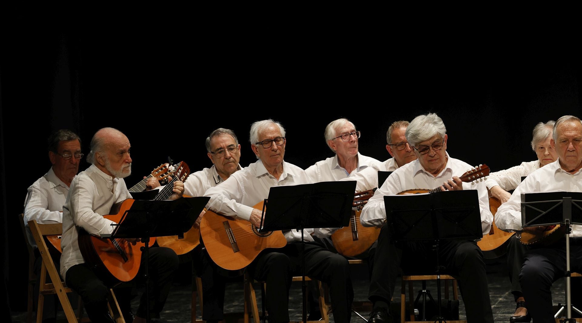 Un teatro abarrotado para despedir el curso de los mayores