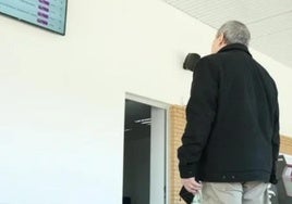 Un usuario comprueba la hora de llegada del tren proveniente de Vigo donde espera recoger a un familiar.