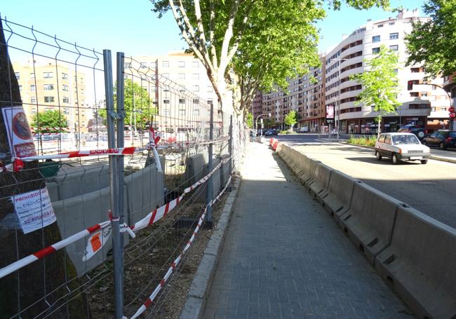 Aparcamientos suprimidos para facilitar el paso de peatones por la construcción del bloque de viviendas en la calle José Garrote Tebar.