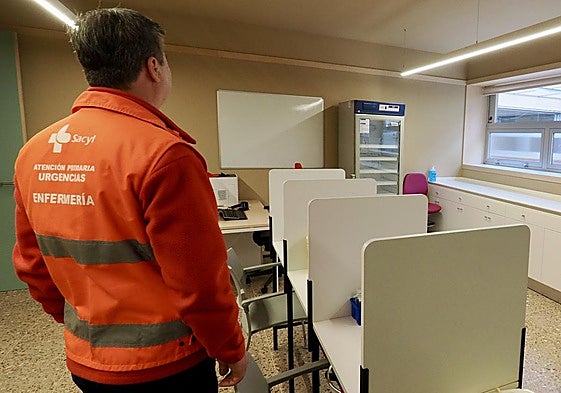 Un enfermero de Urgencias en una sala del nuevo centro de salud La Magdalena de Valladolid, inaugurado el pasado marzo.