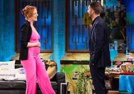 Cristina Castaño con David Broncano, en 'La Revuelta'.