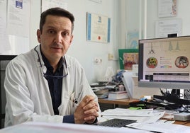 Daniel de Luis Román, en su despacho del Hospital Clínico Universitario de Valladolid.
