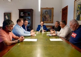 El presidente de la Diputación de Valladolid, Conrado Íscar, mantiene una reunión con los alcaldes de seis localidades del Valle de Esgueva.