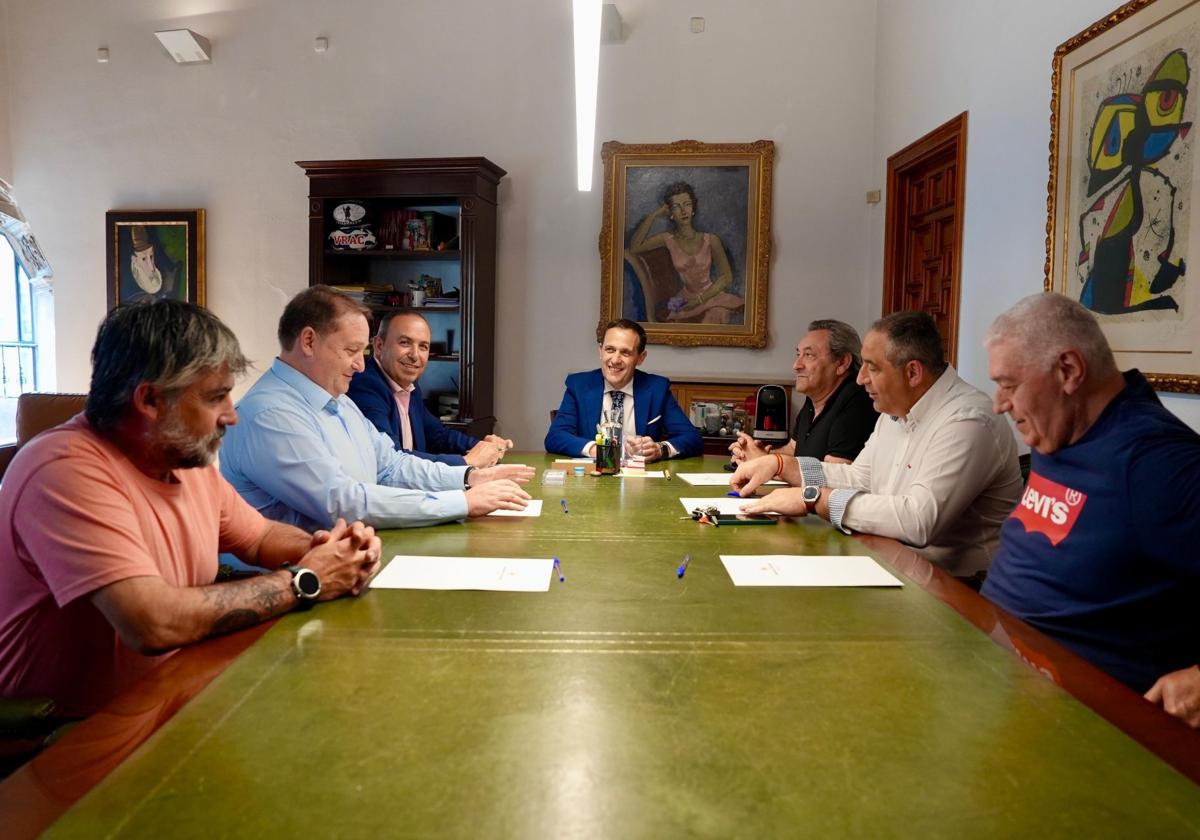 El presidente de la Diputación de Valladolid, Conrado Íscar, mantiene una reunión con los alcaldes de seis localidades del Valle de Esgueva.