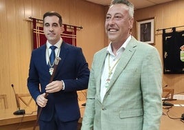 El nuevo alcalde de Aldeamayor de San Martín, el popular Roberto Martínez (izquierda), este miércoles con el hasta ahora regidor, el socialista Fernando de la Cal.