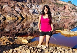 Irene Sánchez, junto a las aguas de Río Tinto.