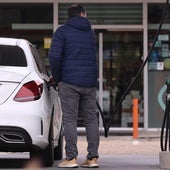 Un conductor llena el depósito en una gasolinera de Valladolid en una imagen de archivo.