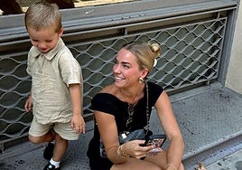 La influencer Emilie Kiser, junto a su hijo.