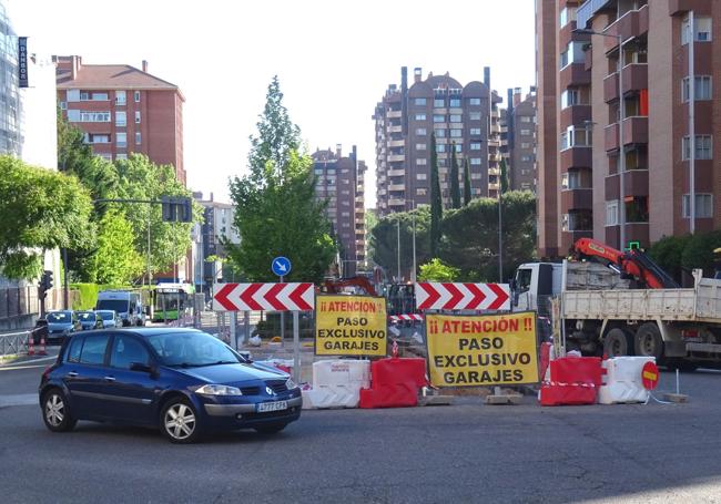 Corte de Adolfo Miaja de la Muela, donde solo se permite el acceso a los vecinos con vados.
