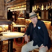 Andrés Sánchez Magro, autor del libro 'Bares de España', posa en La Sastrería de Valladolid, uno de los lugares reseñados en el libro, minutos antes de la firma de su obra.