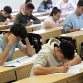 Varios alumnos realizan los exámenes de selectividad, en el aulario del campus Esgueva.