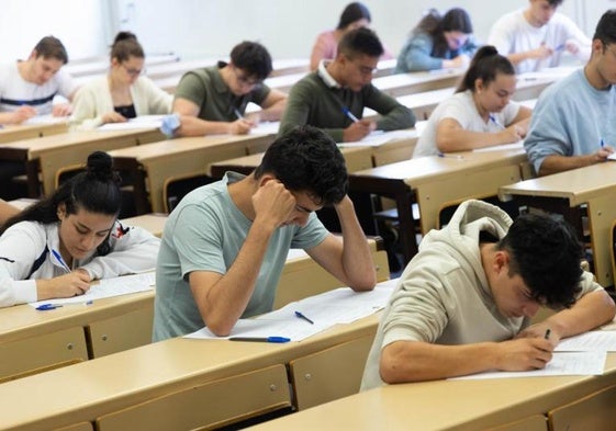 Varios alumnos realizan los exámenes de selectividad, en el aulario del campus Esgueva.